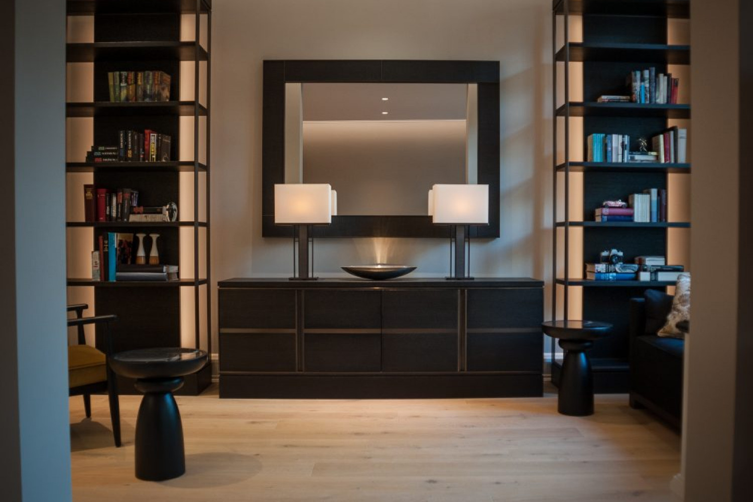 Maßgefertigte Bibliothek und Sideboard – Möbeldesign András Koós